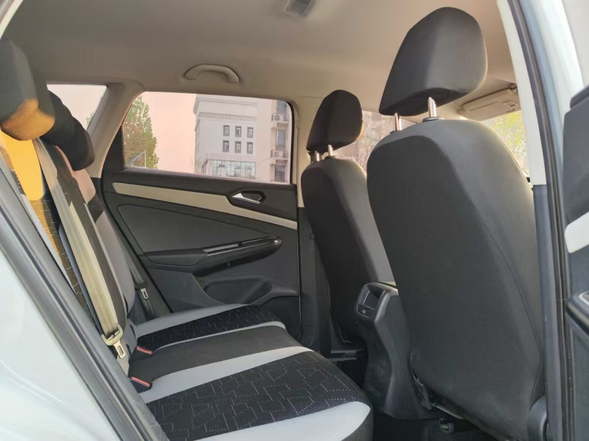 Volkswagen Jetta 2023 immagine di auto #3