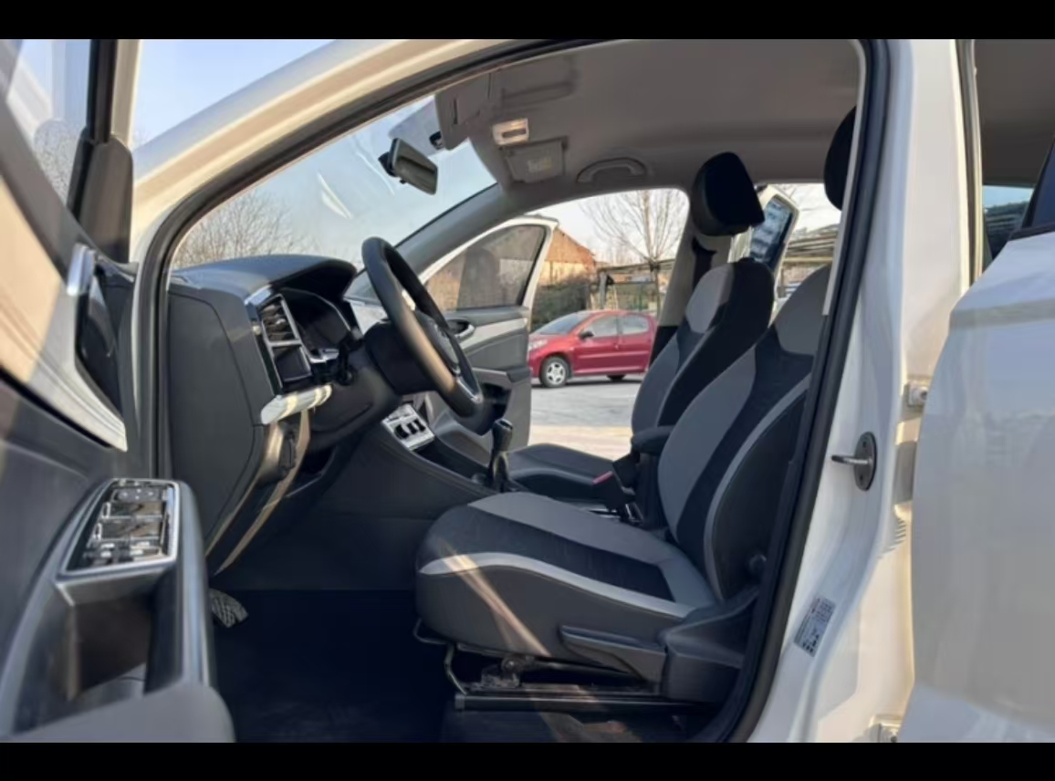 Volkswagen Jetta 2023 immagine di auto #10