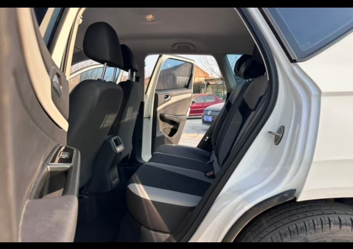 Volkswagen Jetta 2023 immagine di auto #5