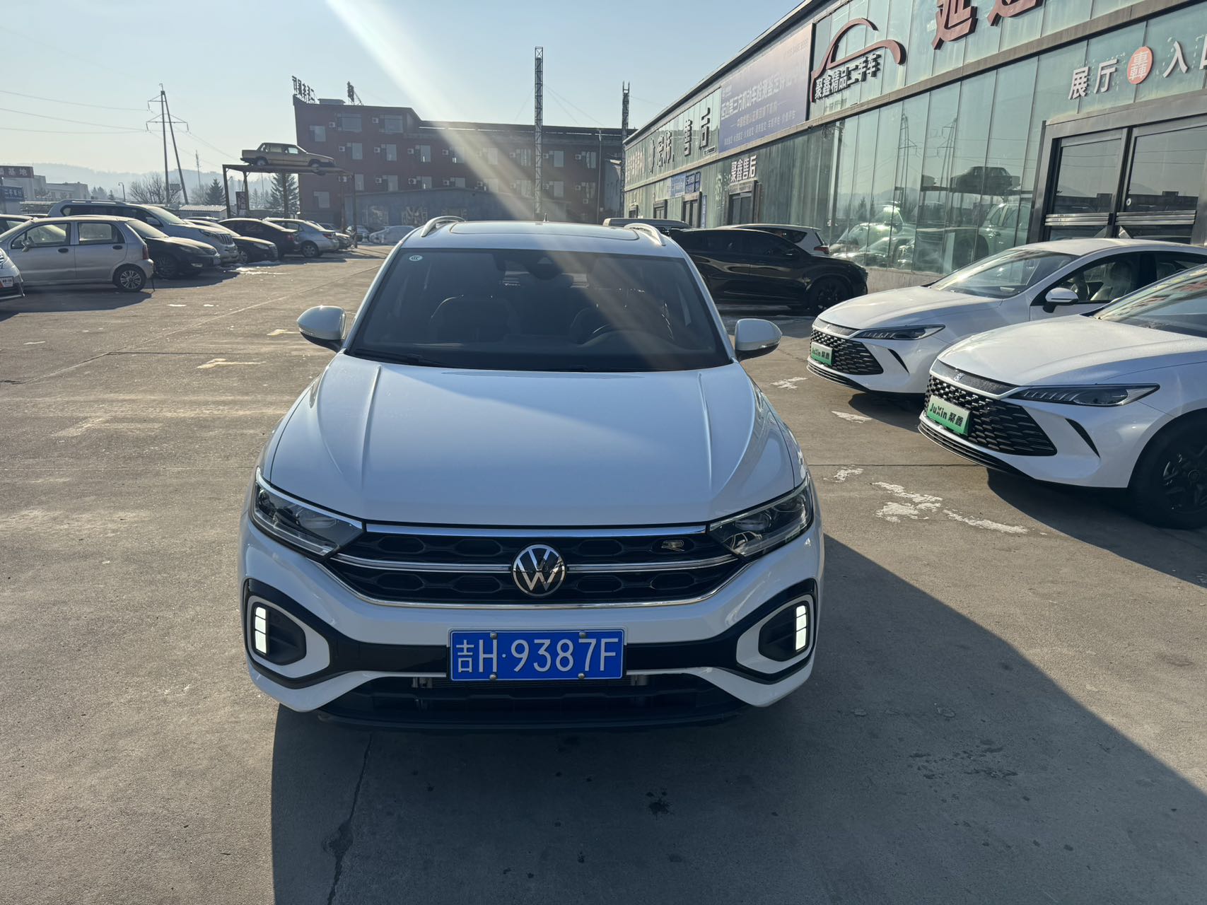 Volkswagen T-Roc 2023 car image #16