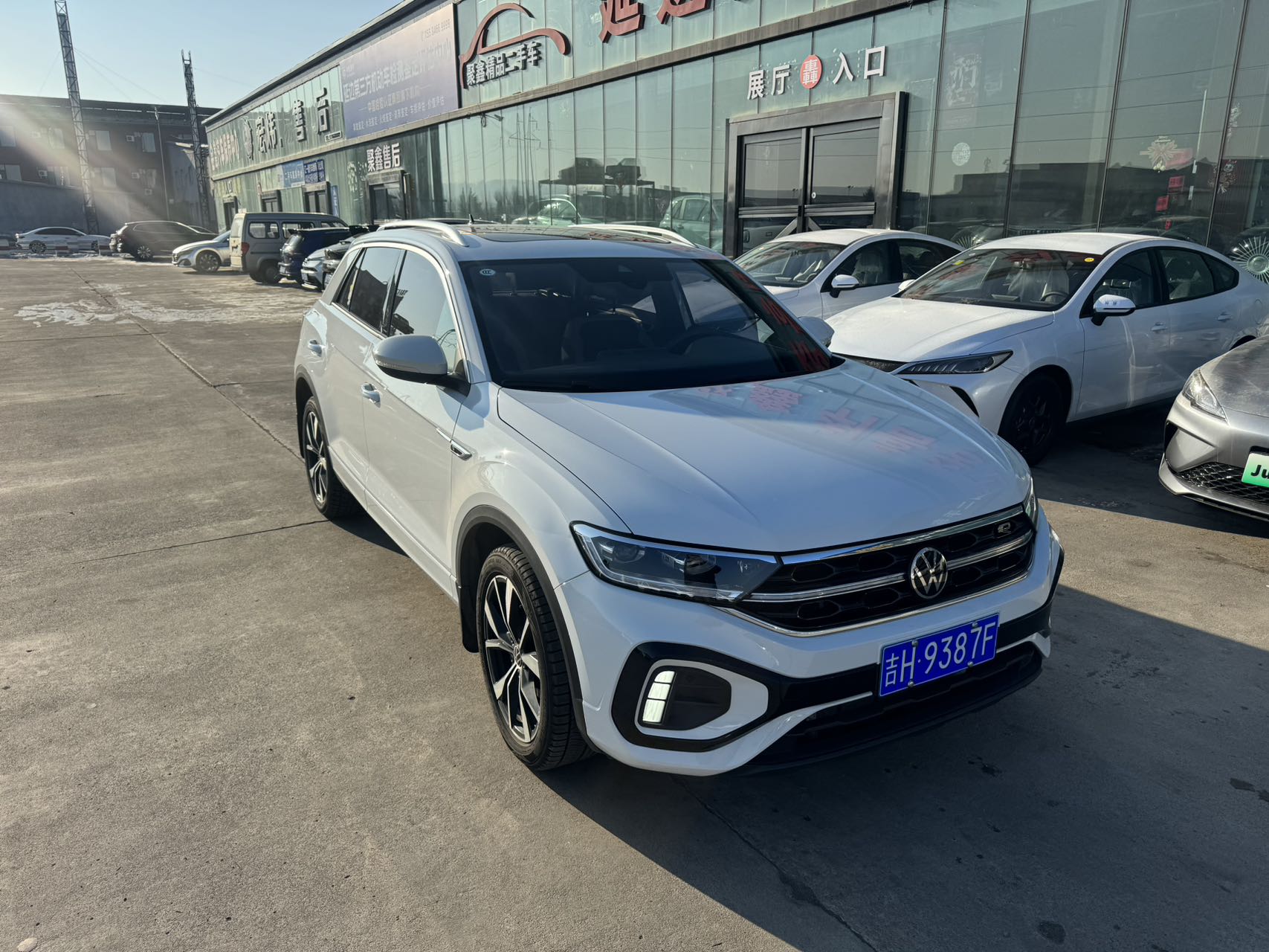 Volkswagen T-Roc 2023 car image #13