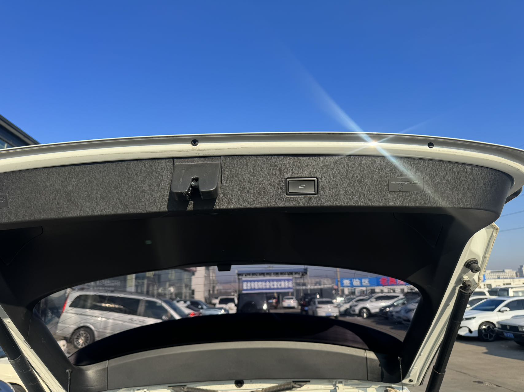 Volkswagen T-Roc 2023 car image #7