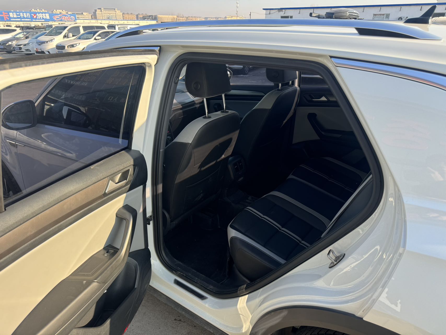 Volkswagen T-Roc 2023 car image #4