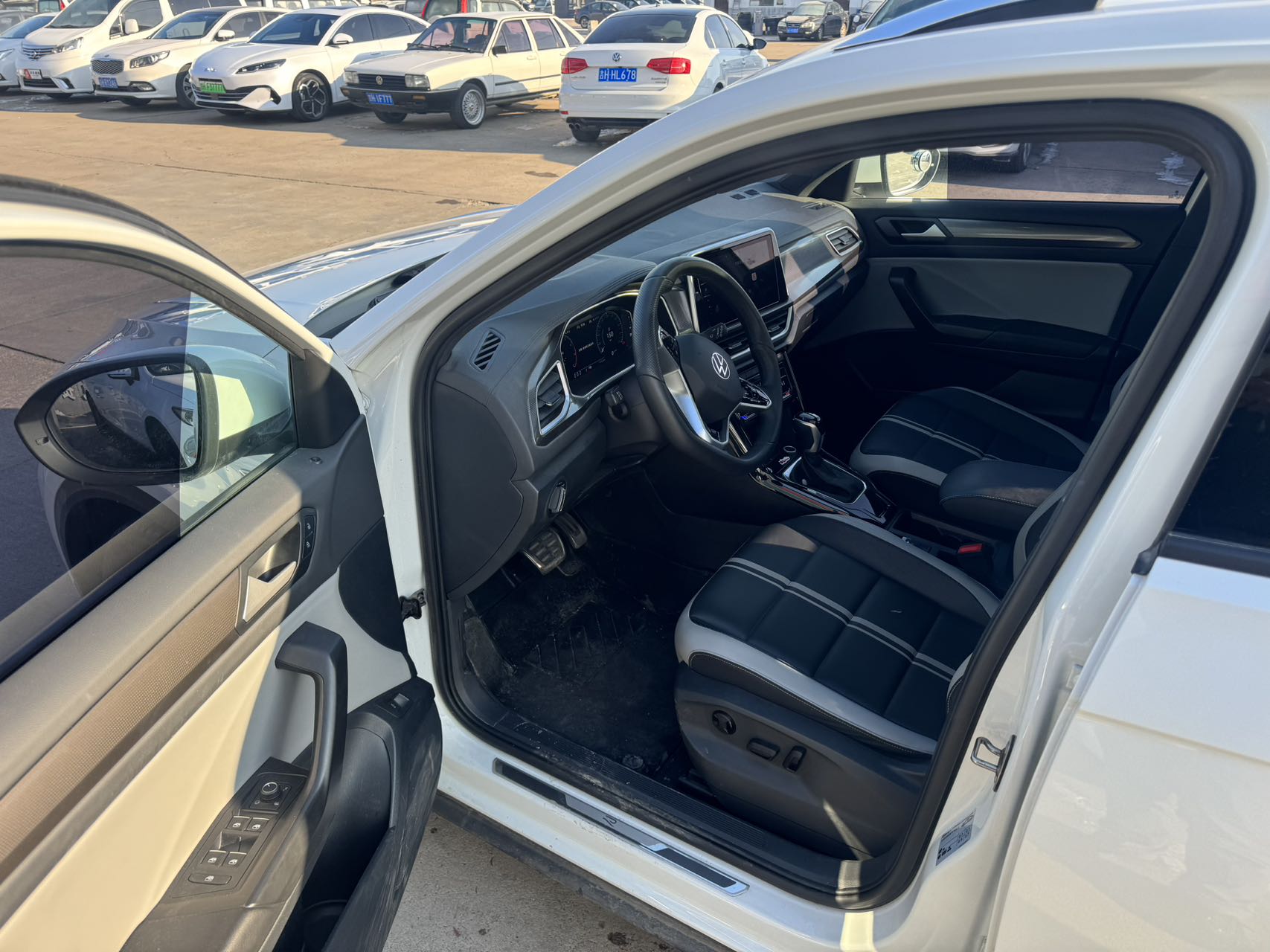 Volkswagen T-Roc 2023 car image #12