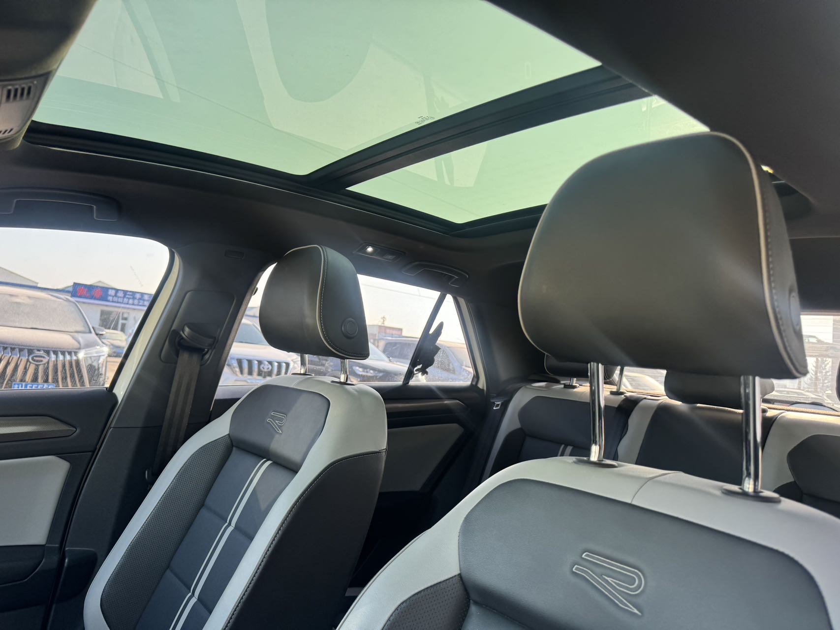 Volkswagen T-Roc 2023 car image #2
