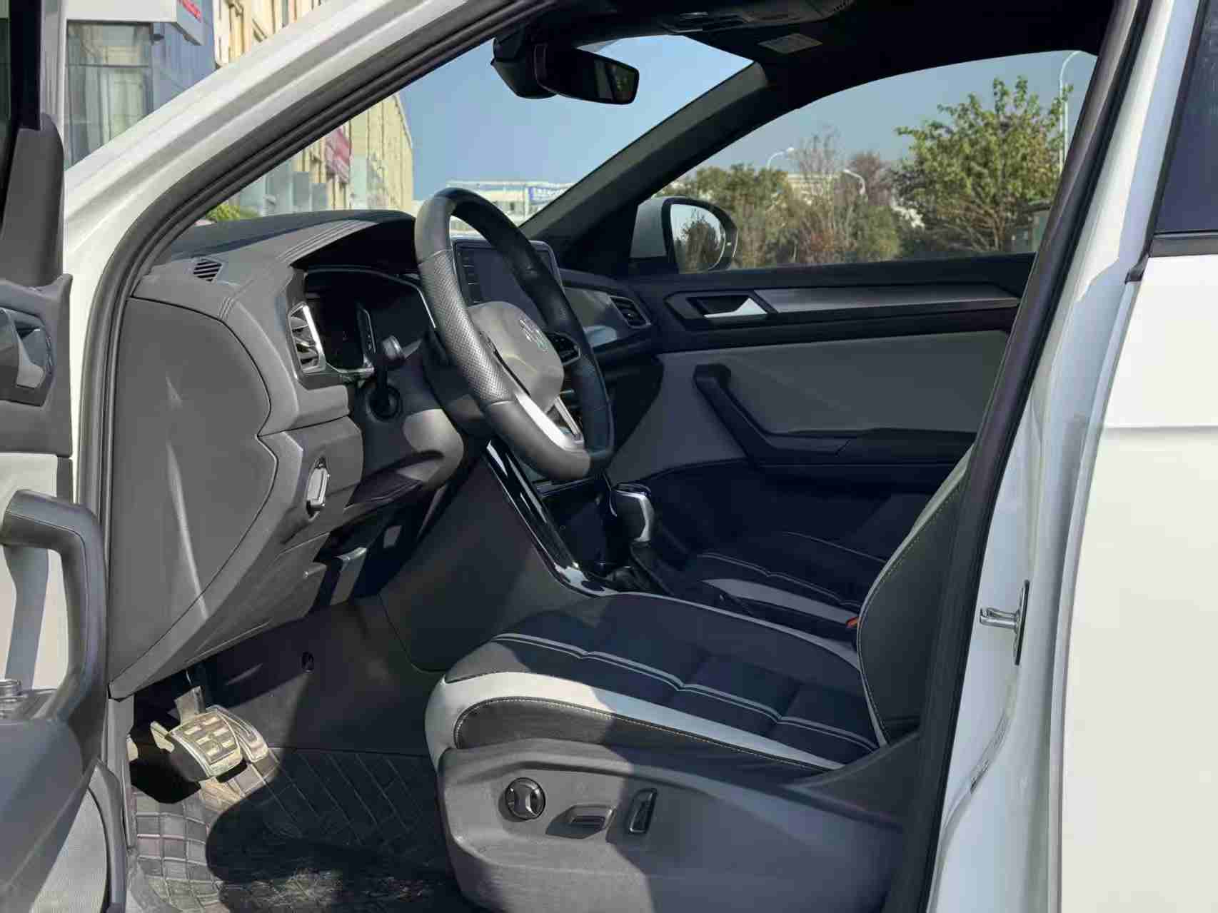 Volkswagen T-Roc 2023 car image #3