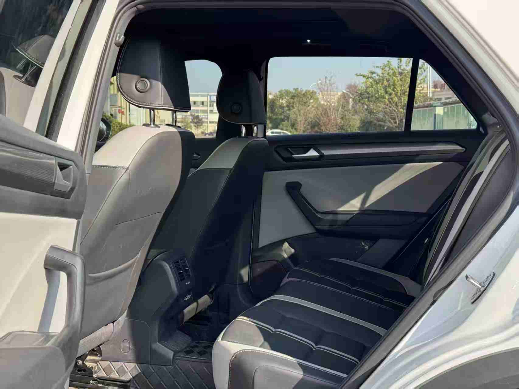 Volkswagen T-Roc 2023 car image #4