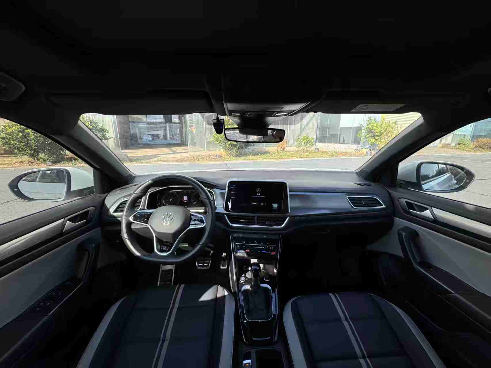 Volkswagen T-Roc 2023 car image #6