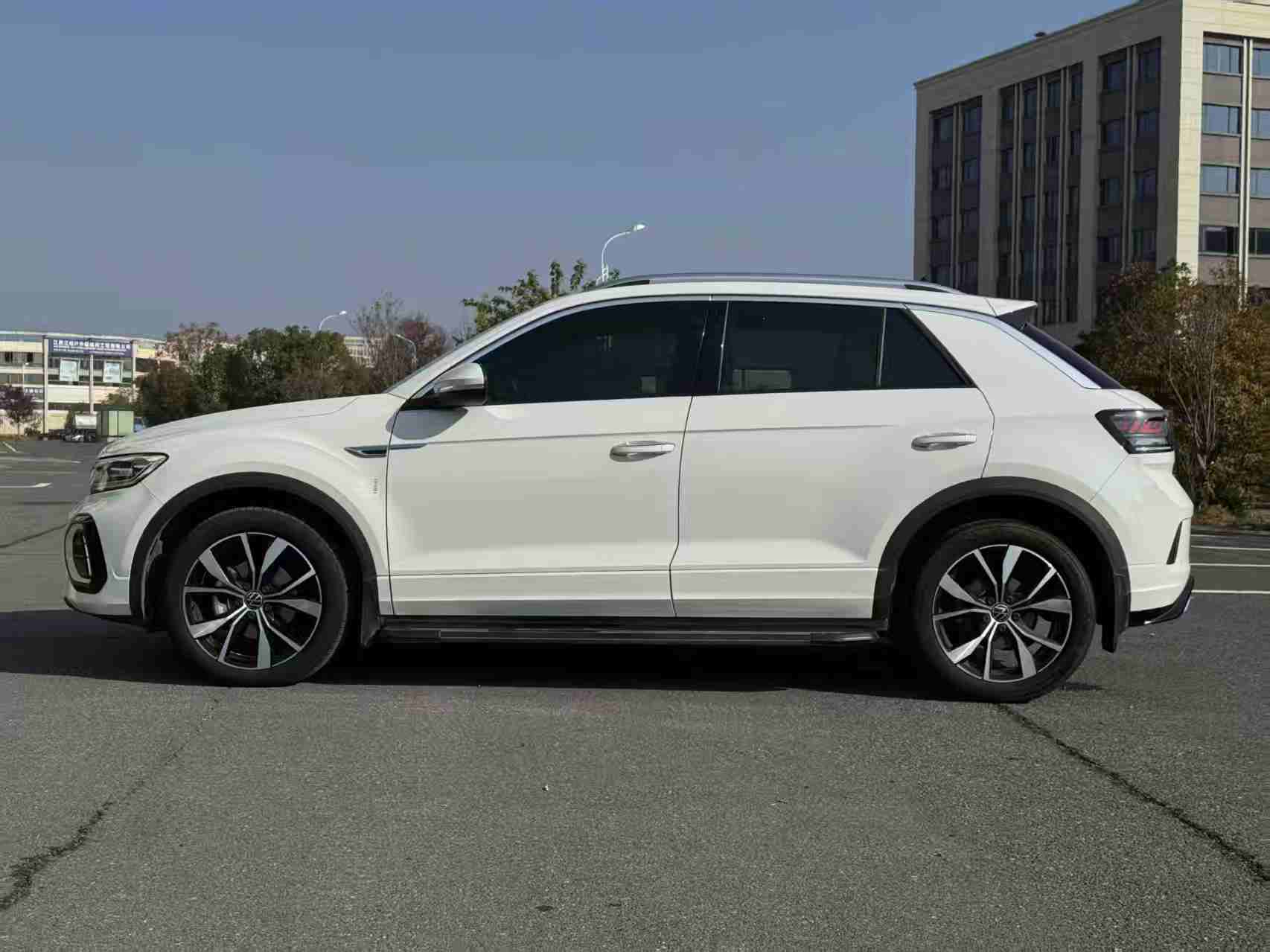 Volkswagen T-Roc 2023 car image #7