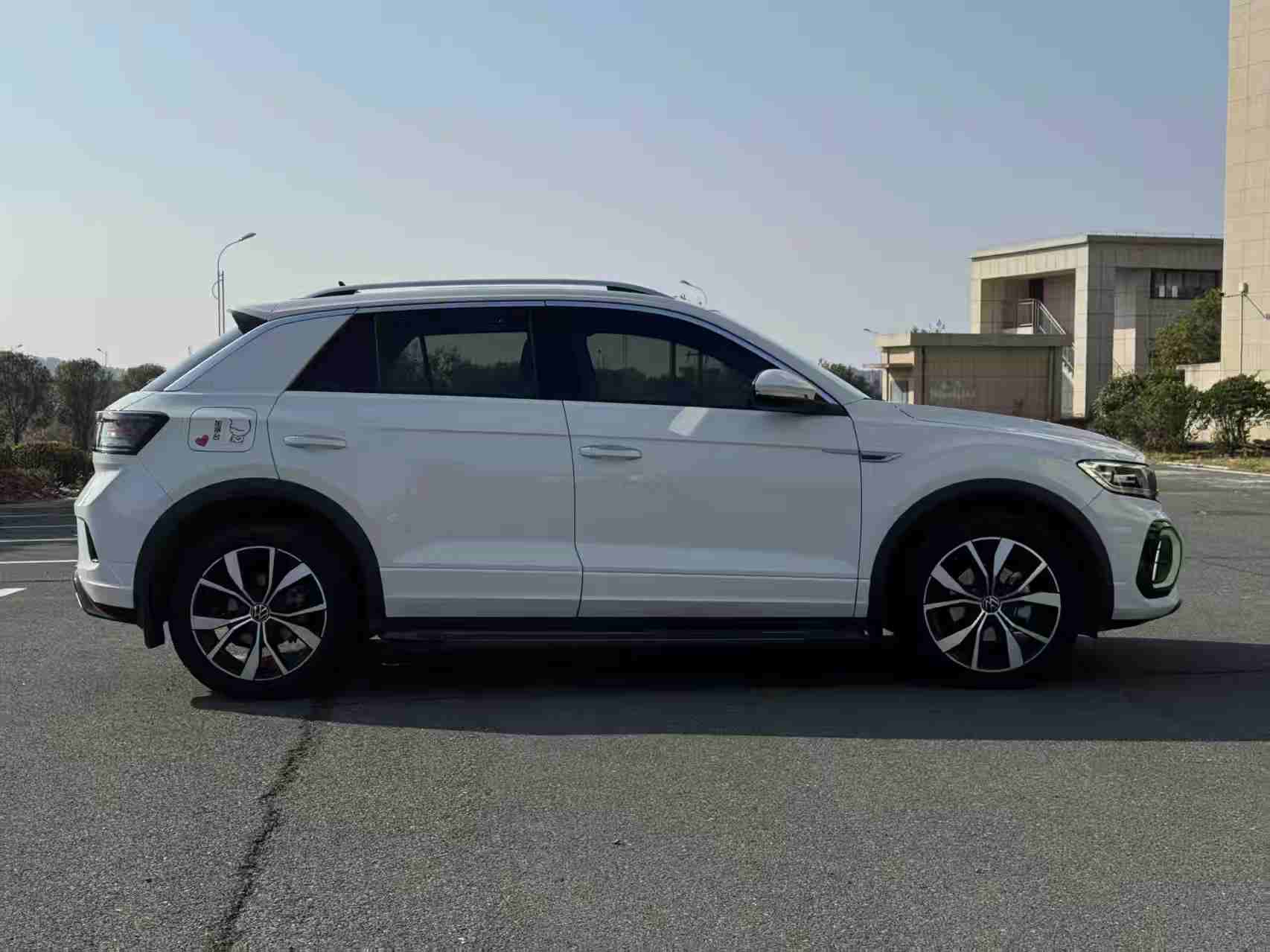 Volkswagen T-Roc 2023 car image #12