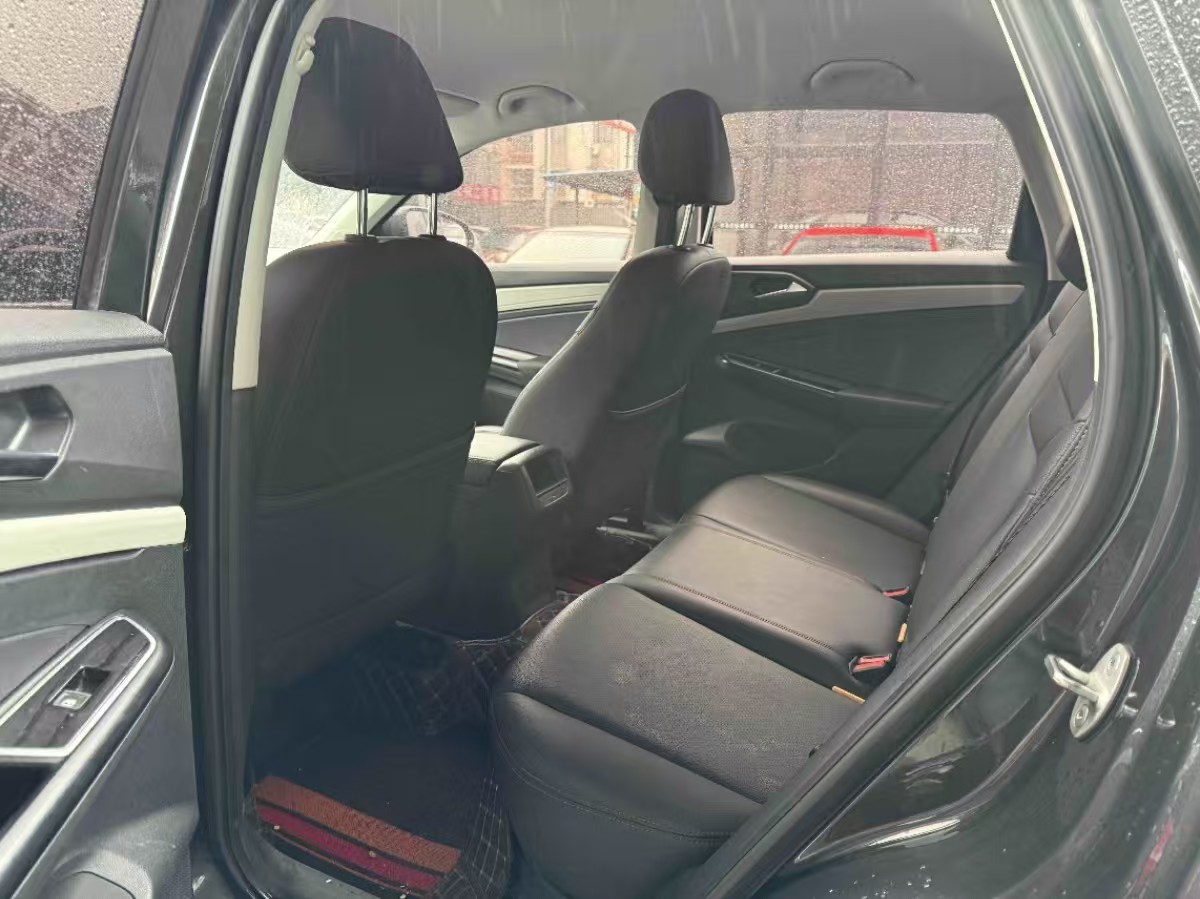 Volkswagen Jetta 2023 immagine di auto #2