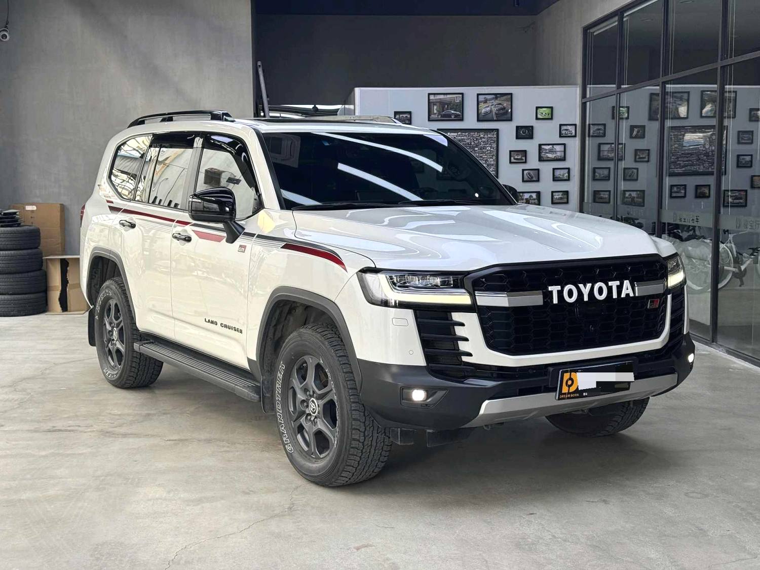 Toyota Land Cruiser (Imported) 2024 immagine di auto #9