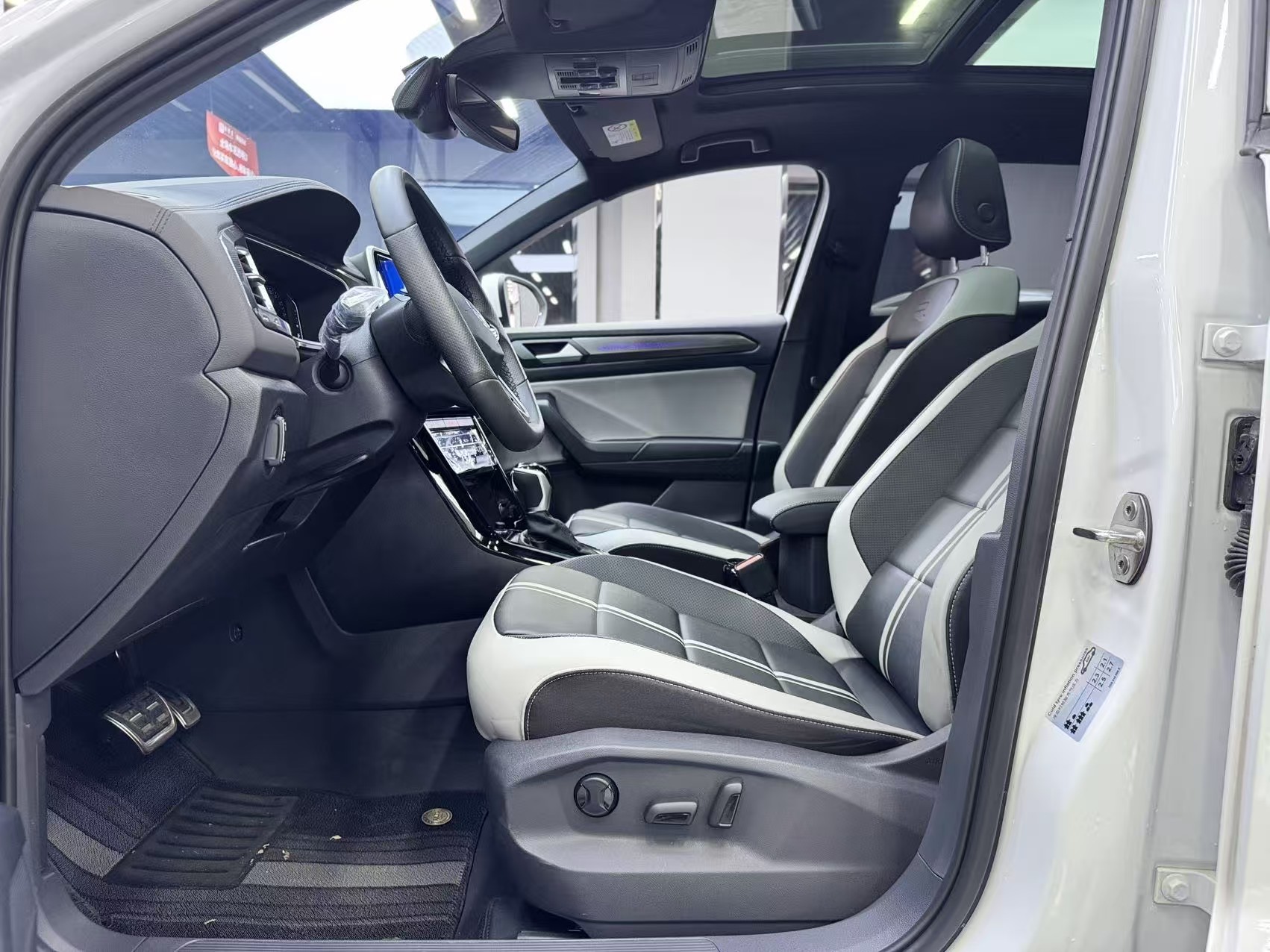 Volkswagen T-Roc 2024 immagine di auto #7