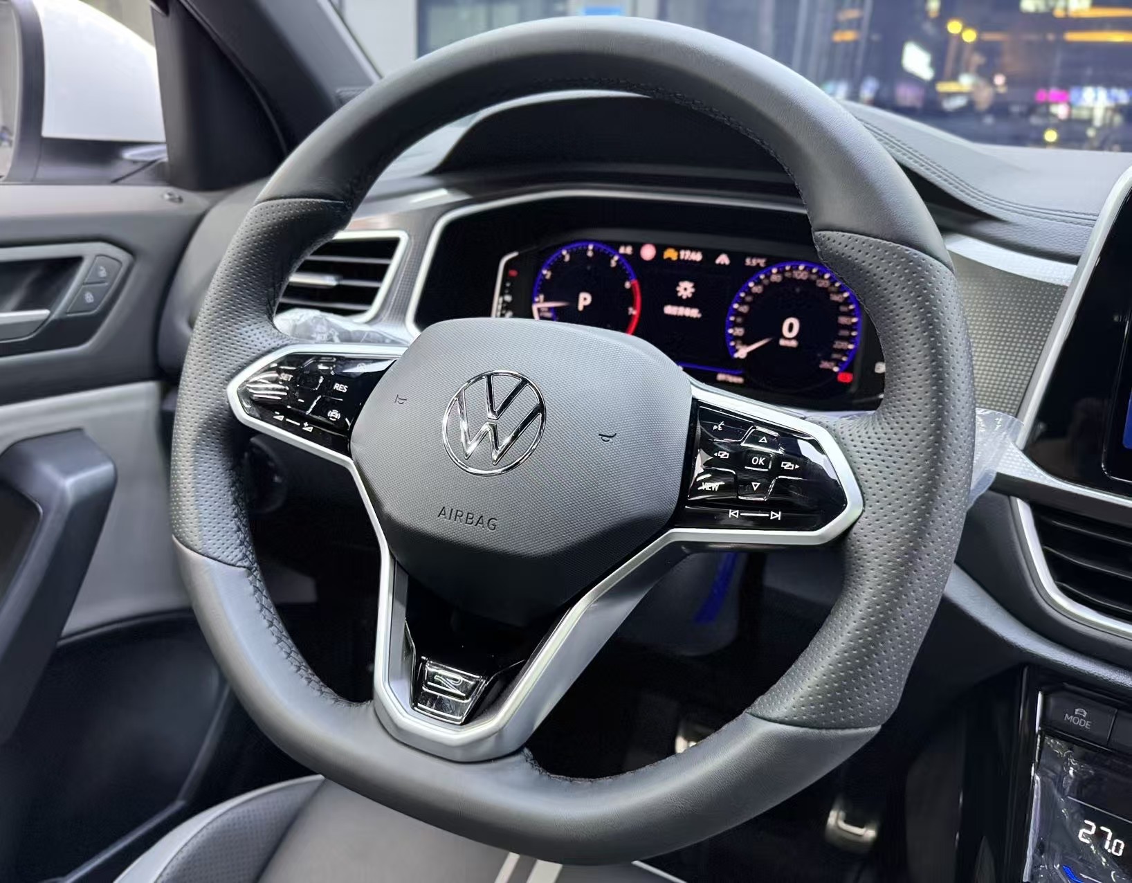Volkswagen T-Roc 2024 immagine di auto #2