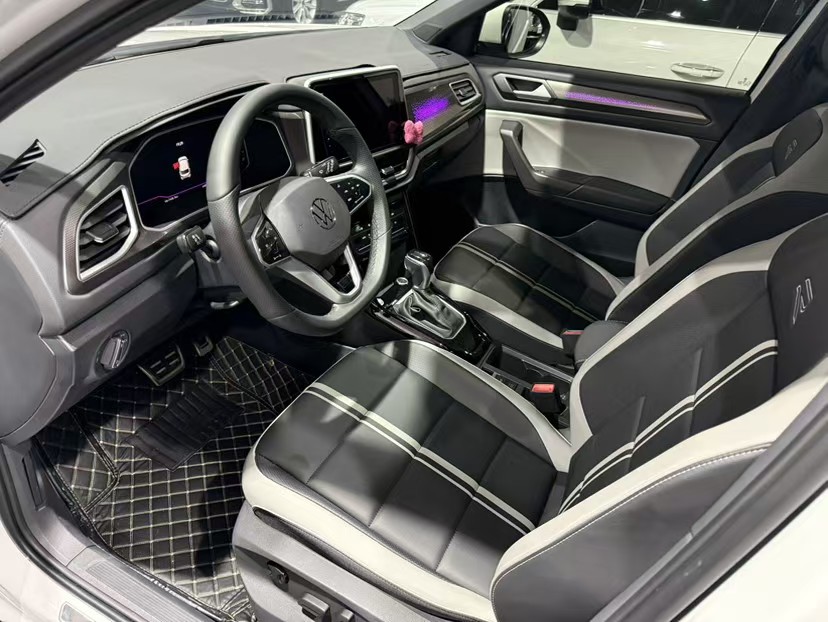 Volkswagen T-Roc 2024 car image #7