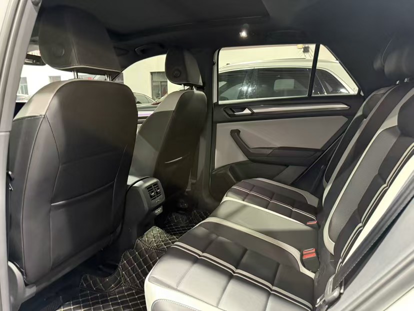 Volkswagen T-Roc 2024 car image #3
