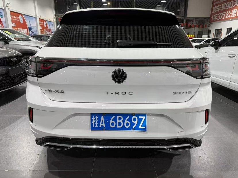 Volkswagen T-Roc 2024 car image #2