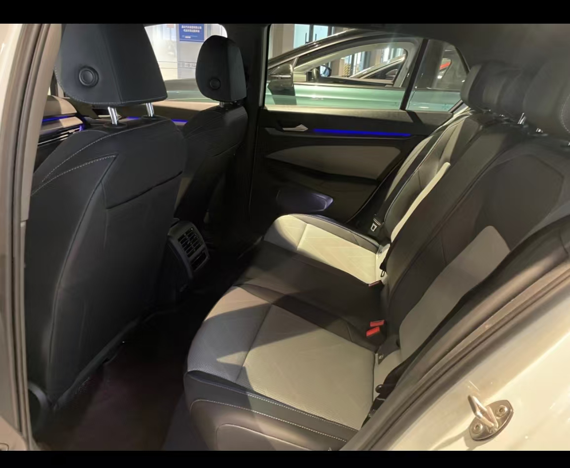 Volkswagen Golf 2024 car image #9