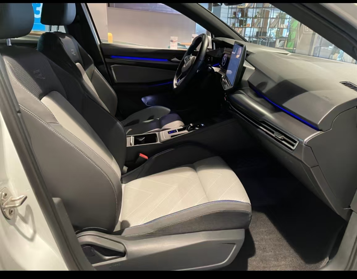 Volkswagen Golf 2024 car image #6