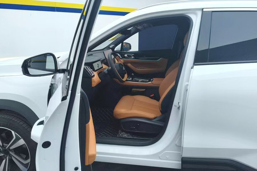 GEELY Boyue L 2025 car image #2