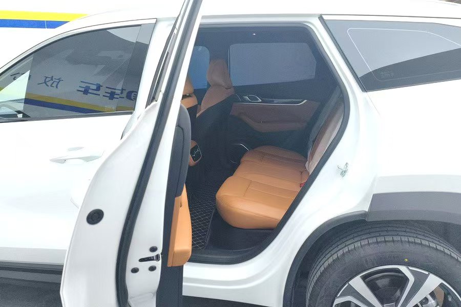 GEELY Boyue L 2025 car image #3