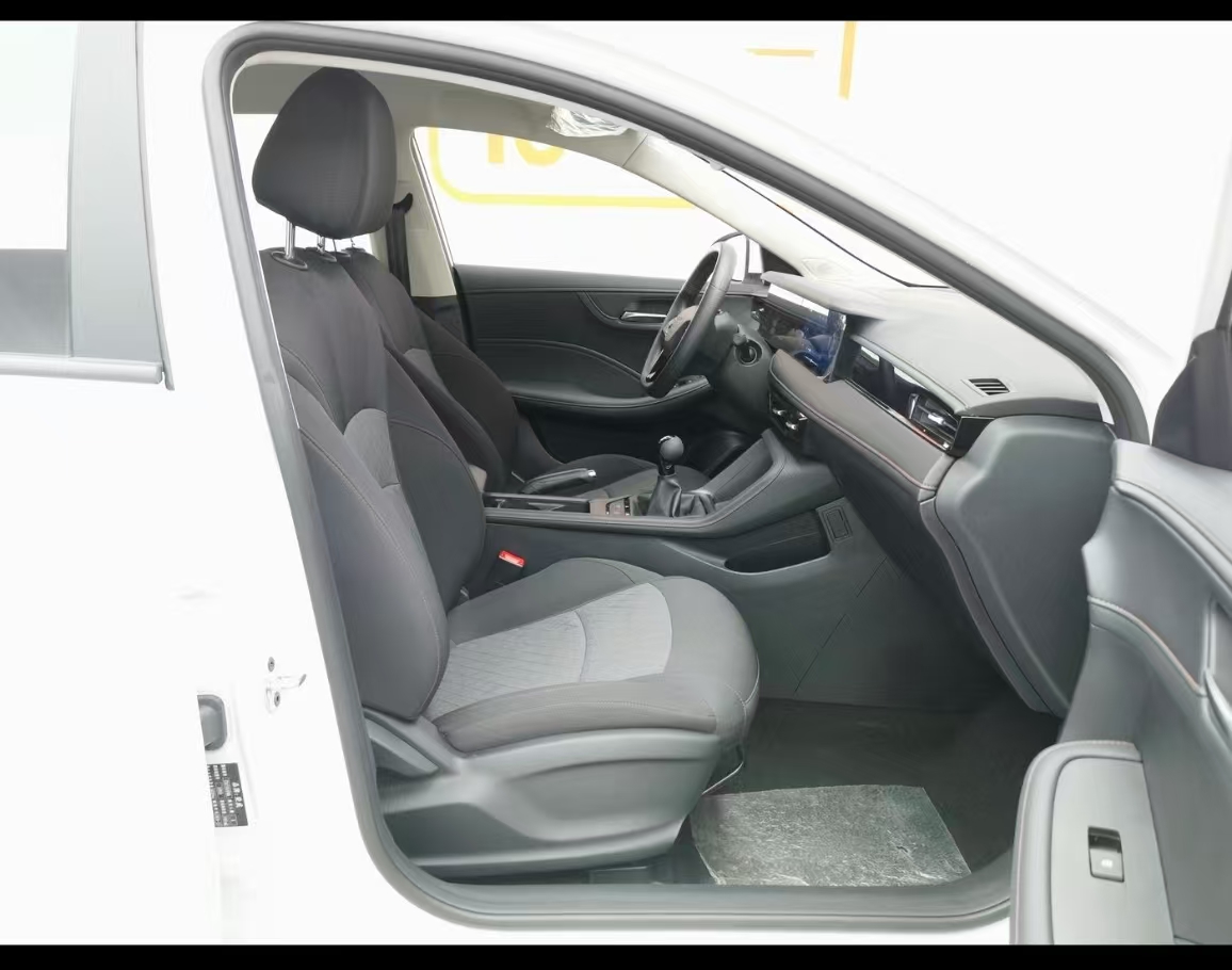 Roewe i5 2024 car image #13