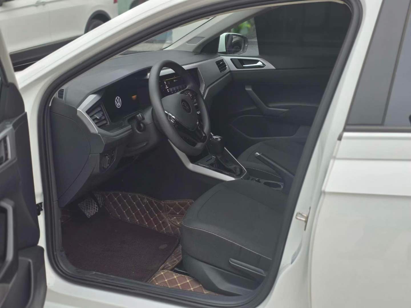 Volkswagen Polo 2023 car image #3