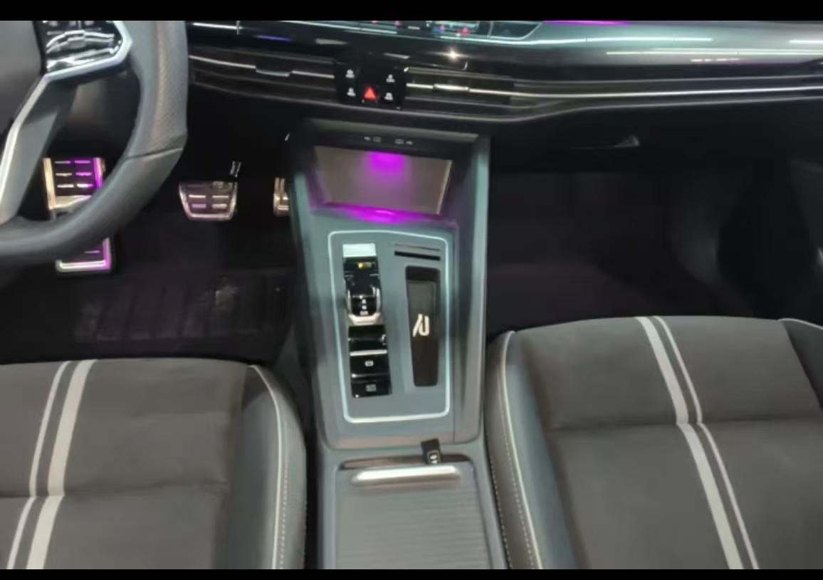 Volkswagen Golf 2023 car image #2