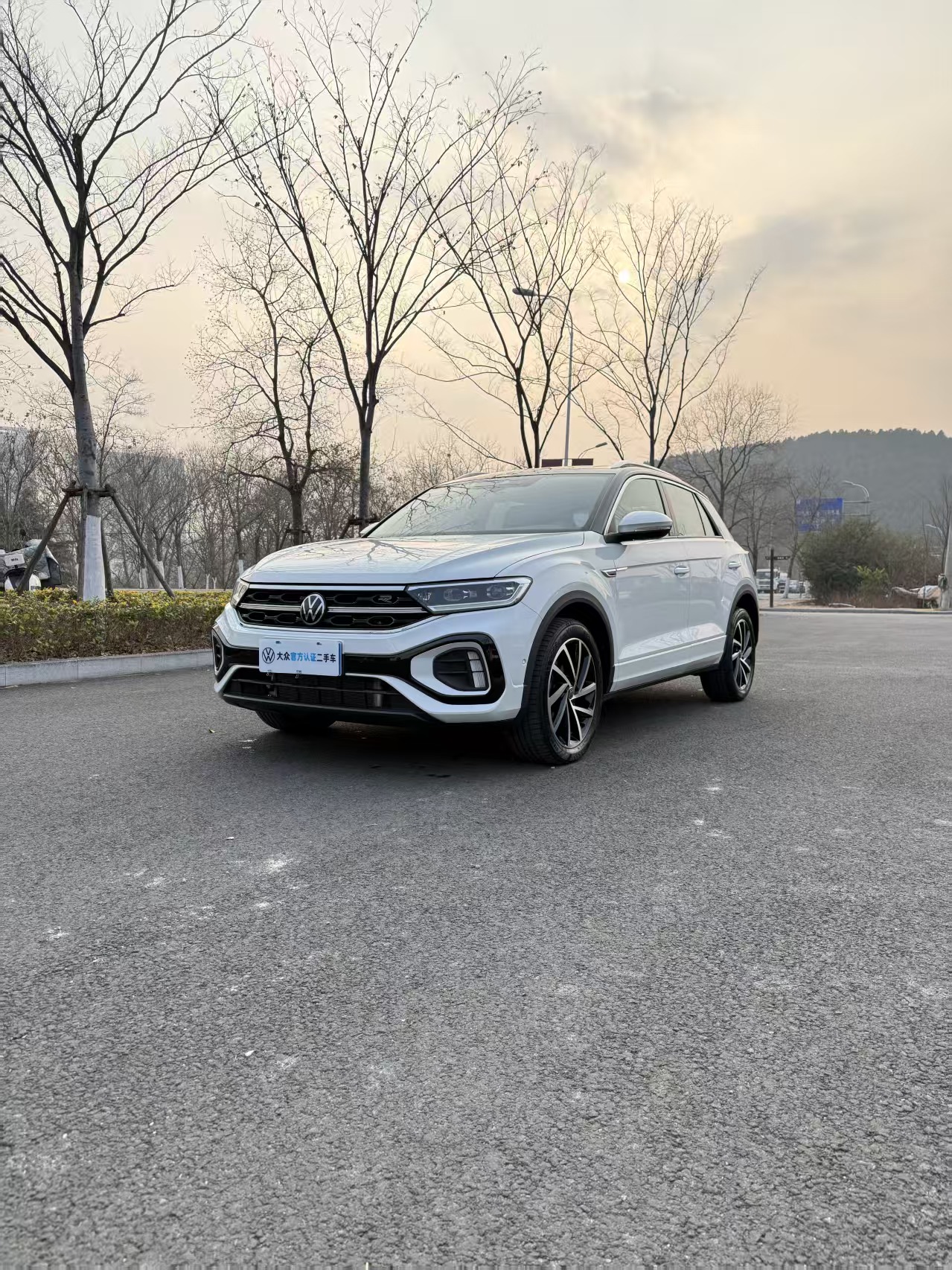 Volkswagen T-Roc 2023 car image 