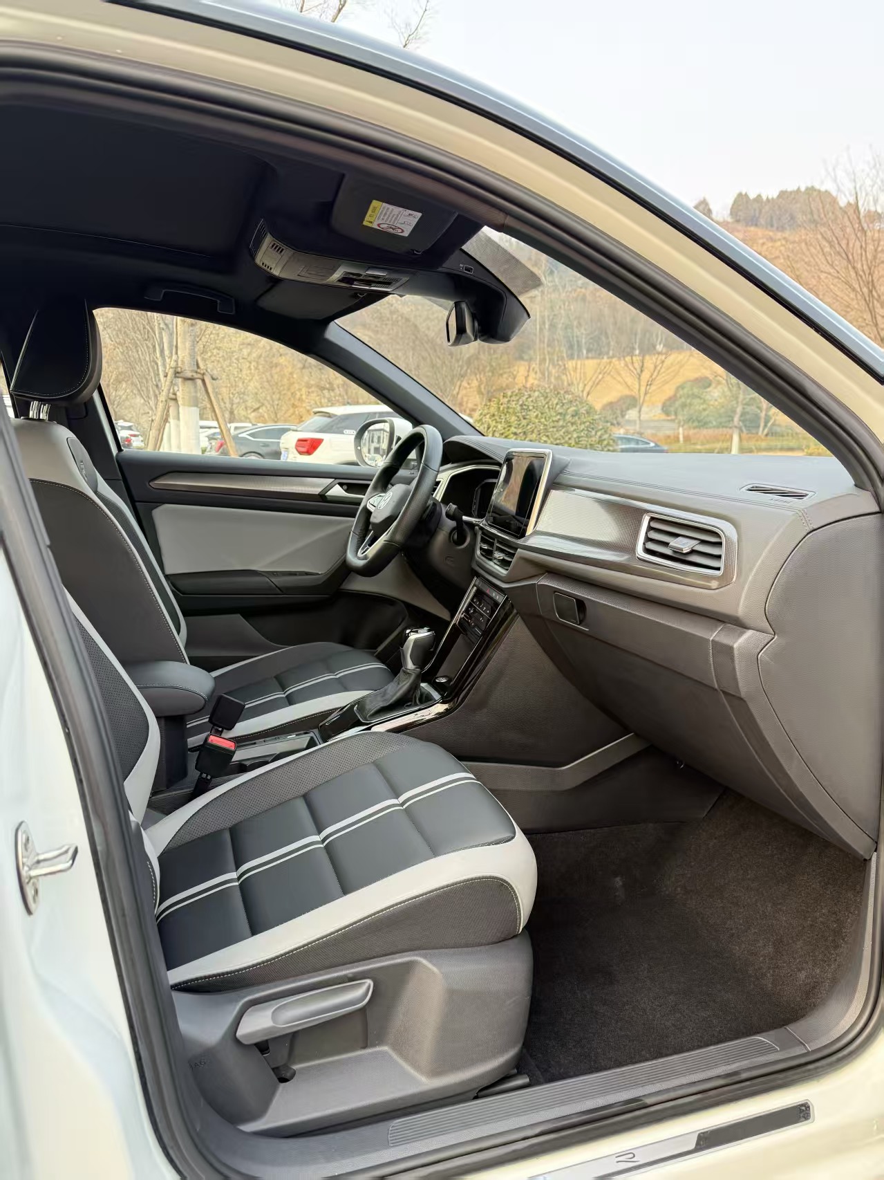 Volkswagen T-Roc 2023 car image #5