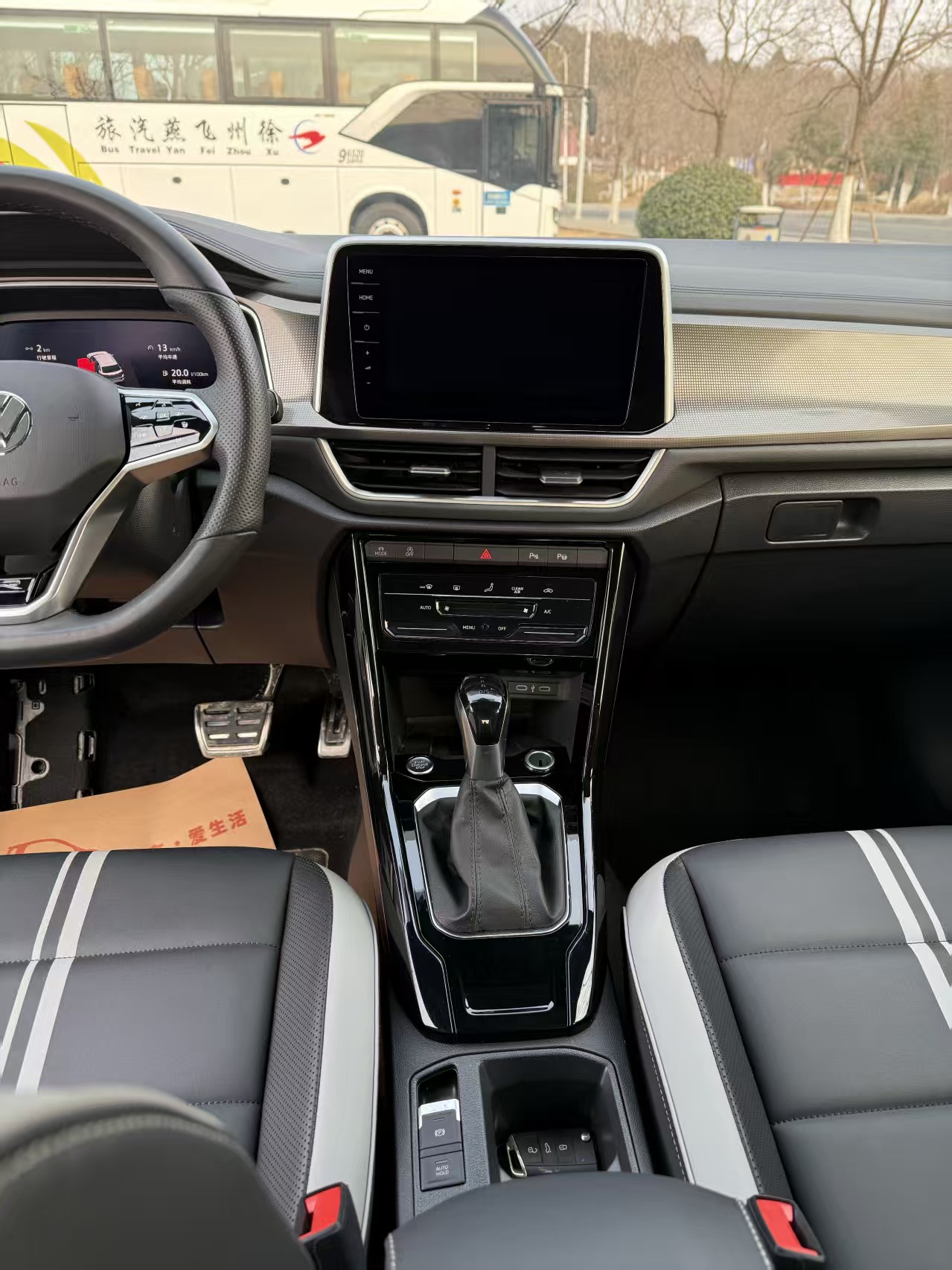 Volkswagen T-Roc 2023 car image #3