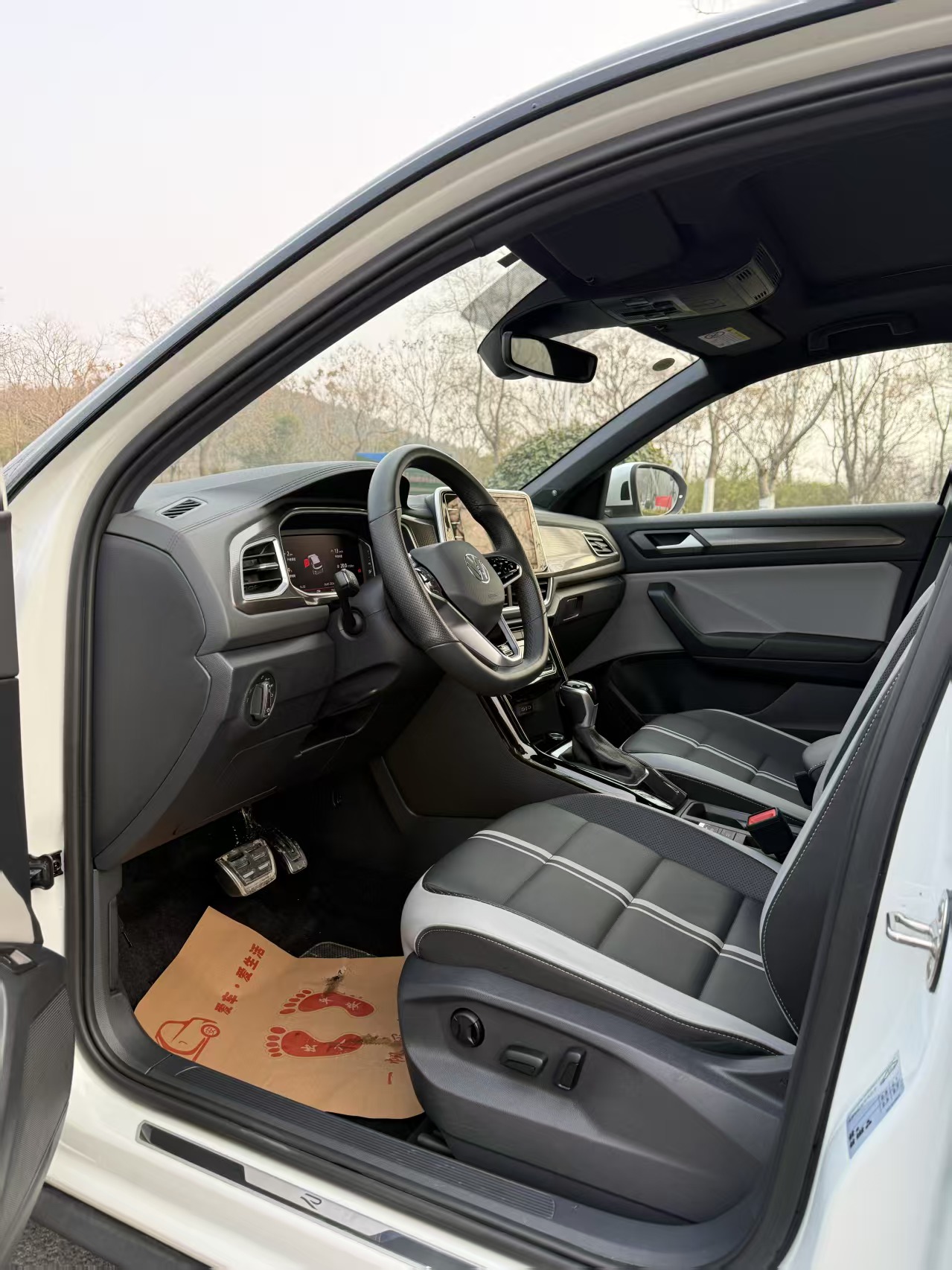 Volkswagen T-Roc 2023 car image #7
