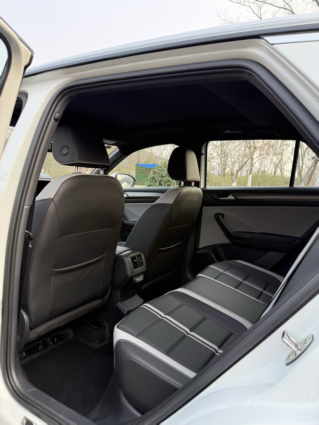 Volkswagen T-Roc 2023 car image #4