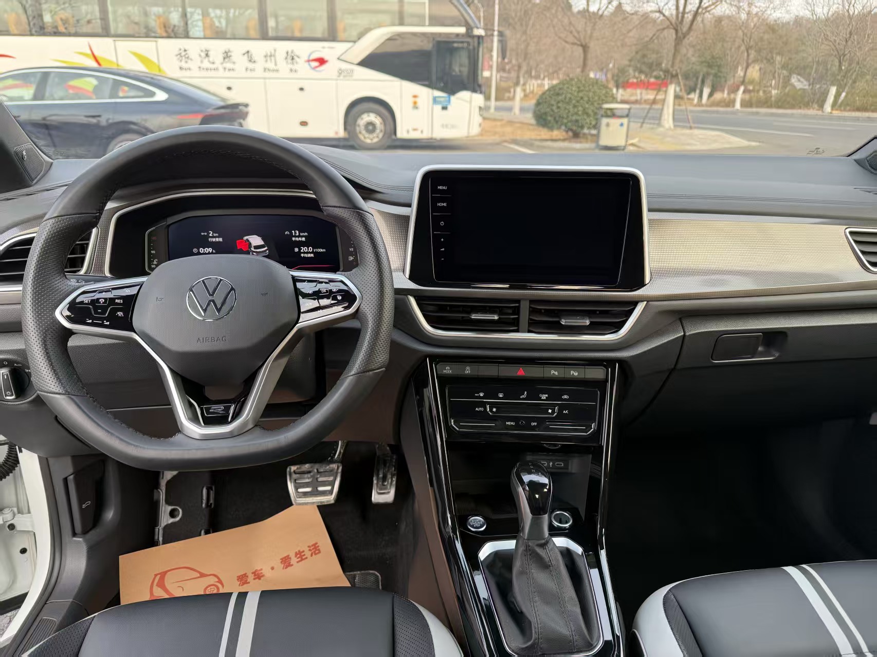 Volkswagen T-Roc 2023 car image #6