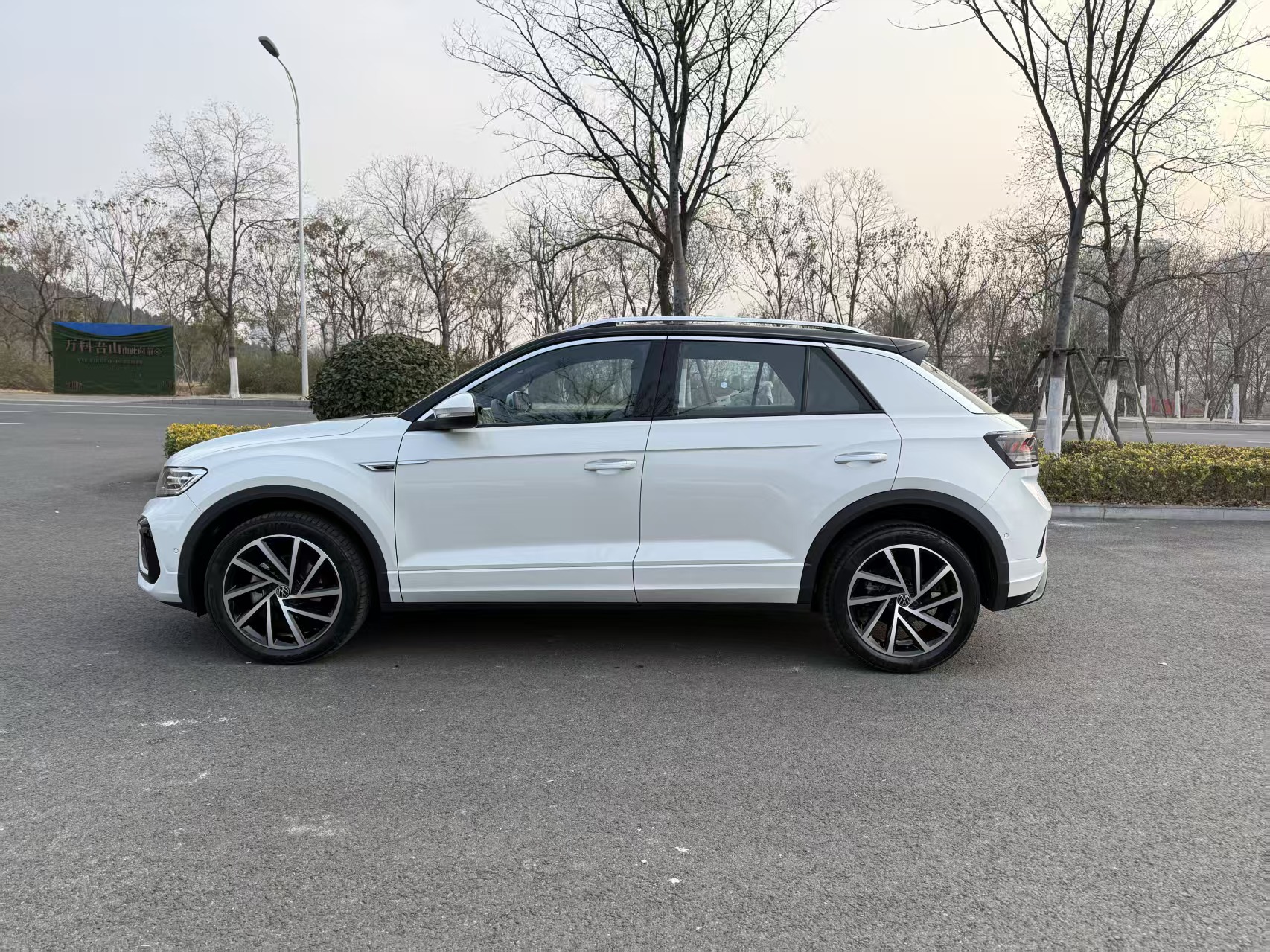 Volkswagen T-Roc 2023 car image #10