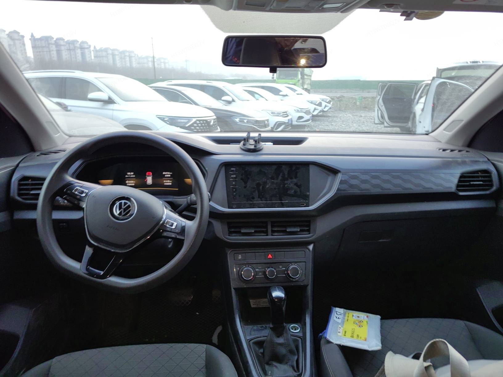 Volkswagen T-Cross 2023 car image #3