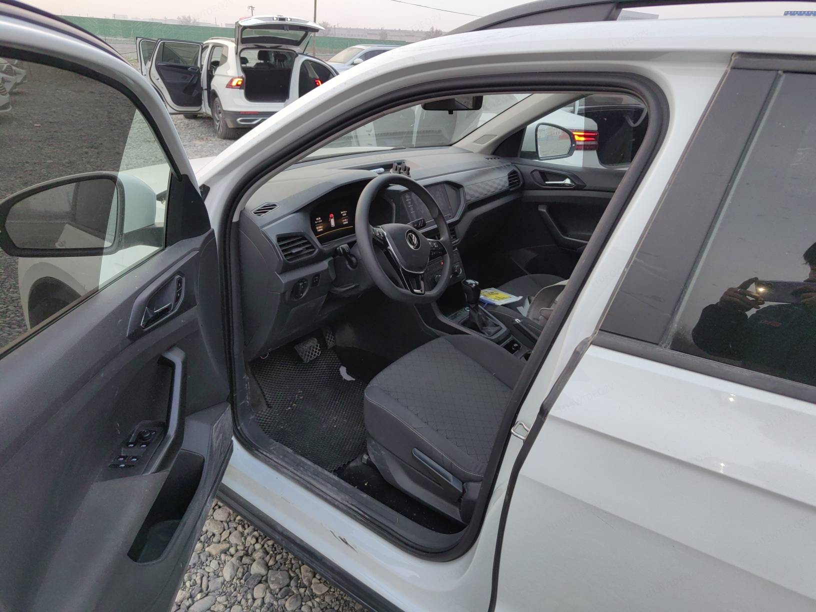 Volkswagen T-Cross 2023 car image #6
