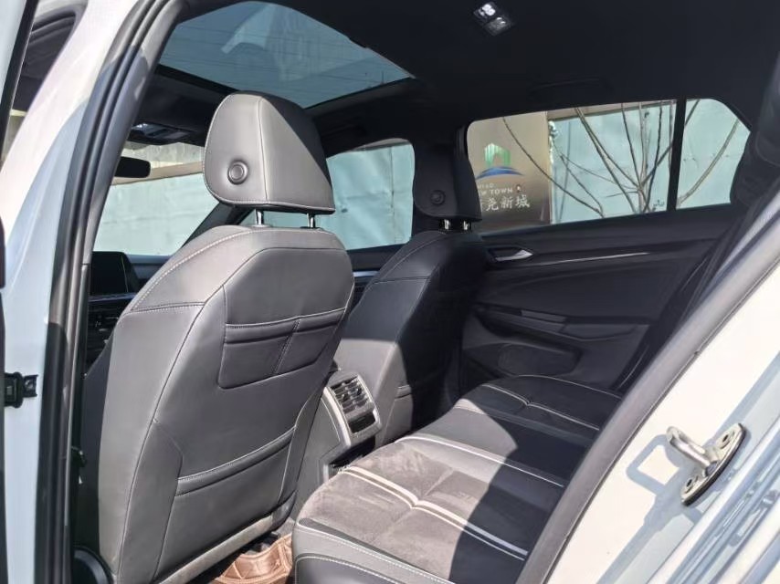 Volkswagen Golf 2023 car image #7