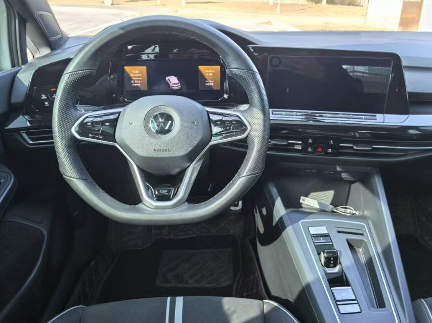 Volkswagen Golf 2023 car image #2