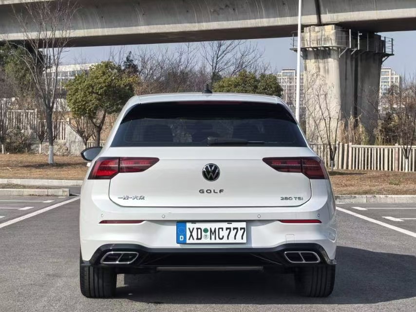 Volkswagen Golf 2023 car image #9