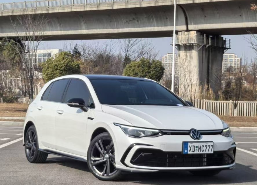 Volkswagen Golf 2023 car image #10
