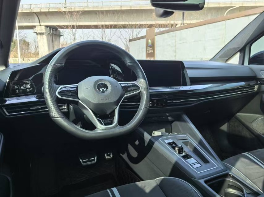 Volkswagen Golf 2023 car image #6