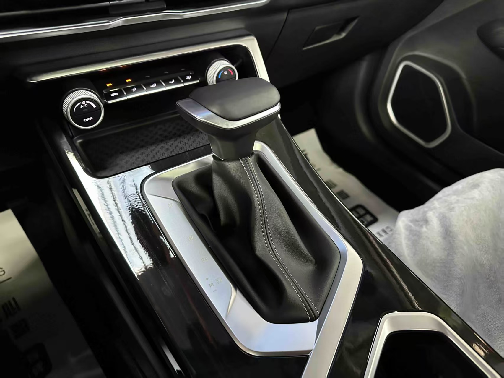 GEELY Coolray 2025 car image #4