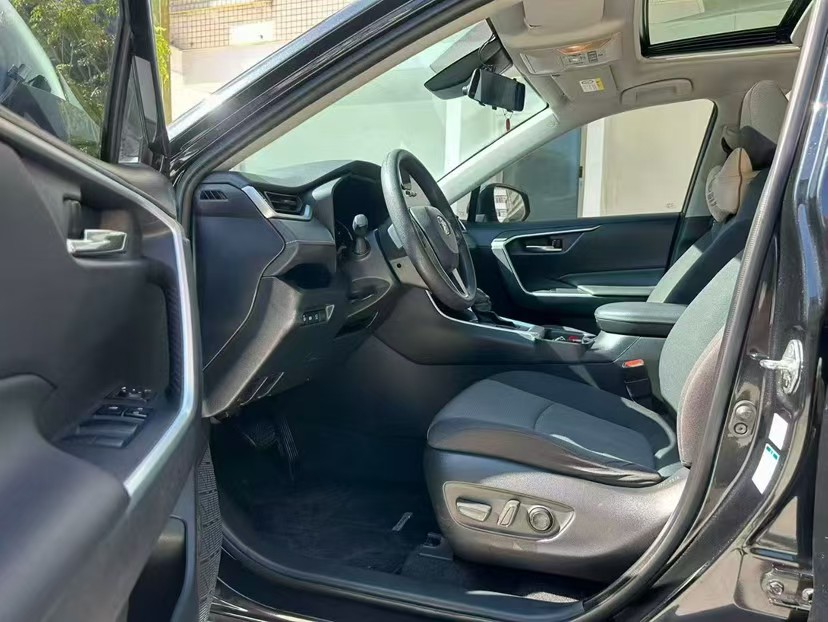 Toyota RAV4 2021 car image #9