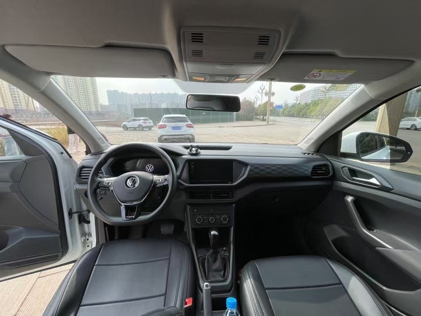 Volkswagen T-Cross 2023 car image #2