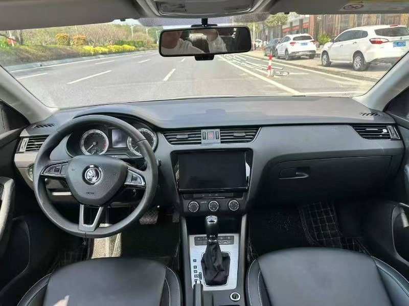 Skoda Octavia 2023 car image #8