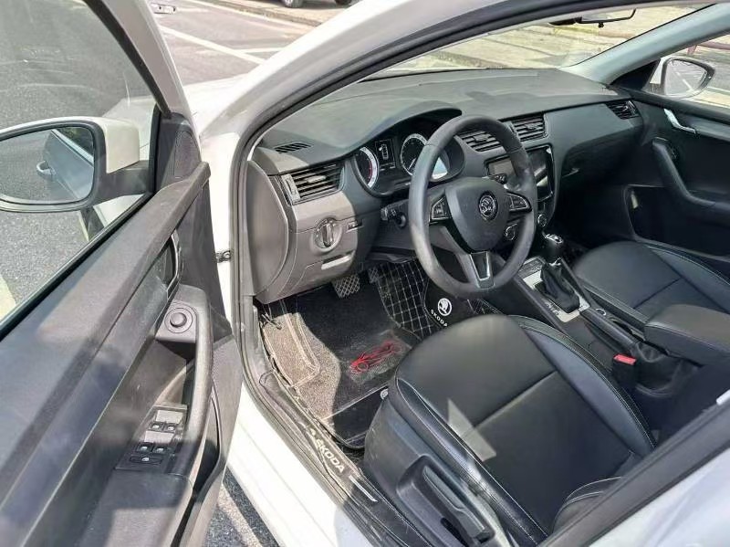 Skoda Octavia 2023 car image #5