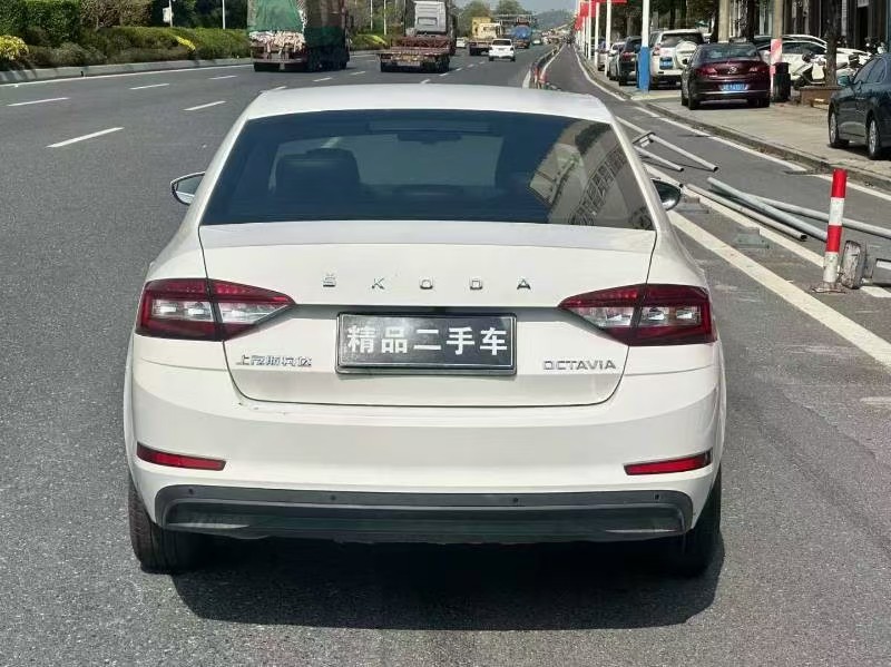 Skoda Octavia 2023 car image #7