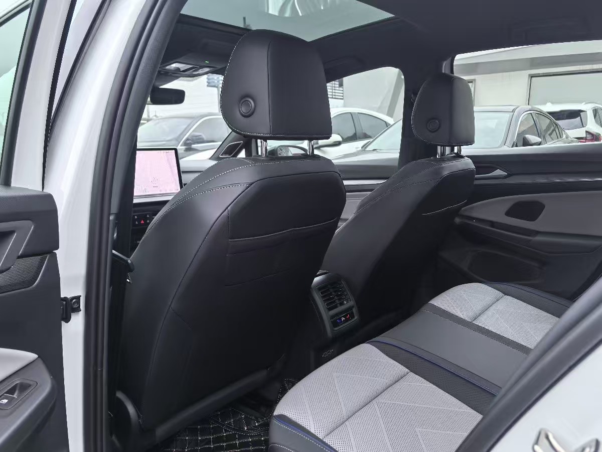 Volkswagen Golf 2024 car image #2