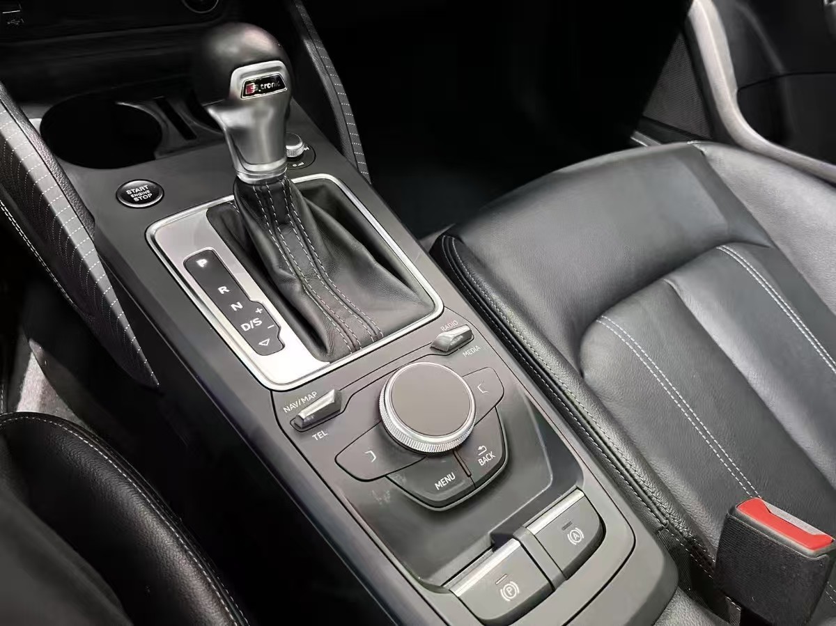 Audi Q2L 2023 صورة سيارة #9